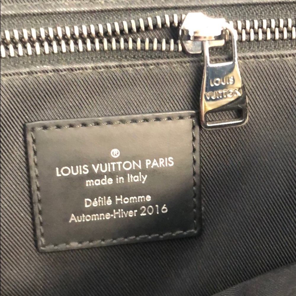 Grey/ Black Authentic Louis Vuitton Messenger Bag - Picture 4 of 4